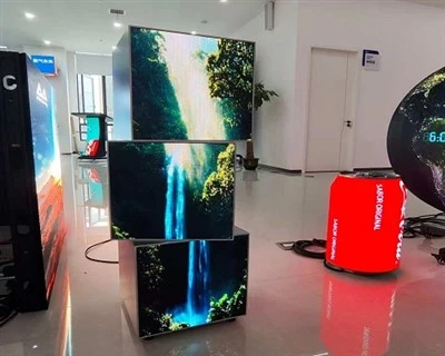 Roterende LED-skærm: En kreativ visuel installation